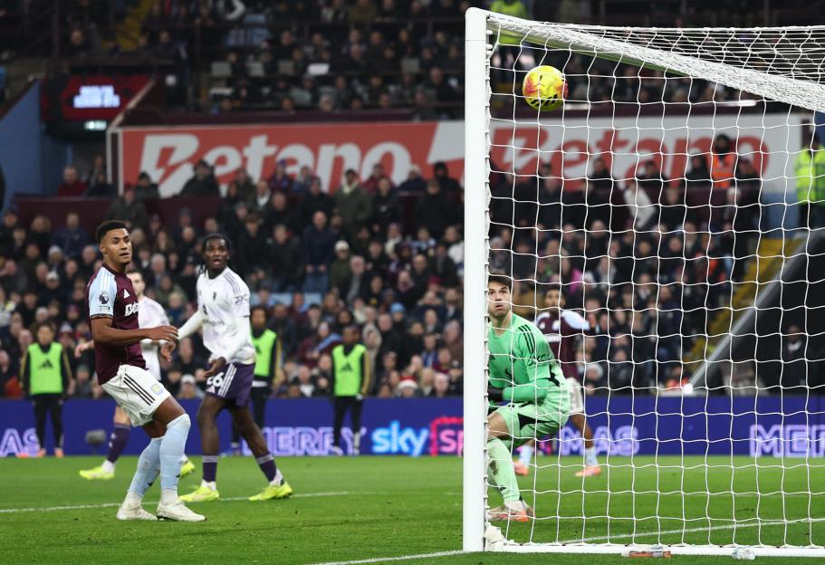 Aston Villa Triumphs Over Man Utd 2-1: Rogers Delivers Stunning Double to Close in on Top Spot!