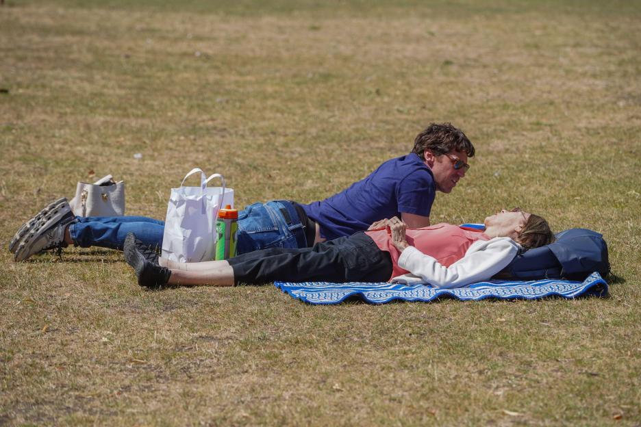 Brighton UK 8th April 2026 - Visitors enjoy the hot sunny weather on Brighton beach on the hottest day of the year so far with temperatures forecast to reach 25 degrees in some parts of the South East today : Credit Simon Dack / Alamy Live News