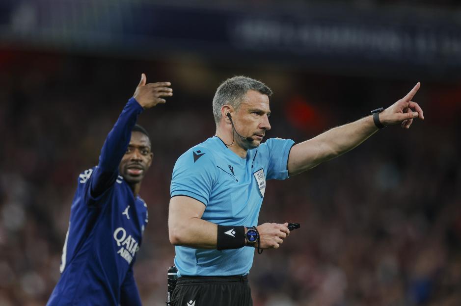 Referee Slavko Vincic pointing during the Champions League Semi-Final match between Arsenal and Paris Saint-Germain.