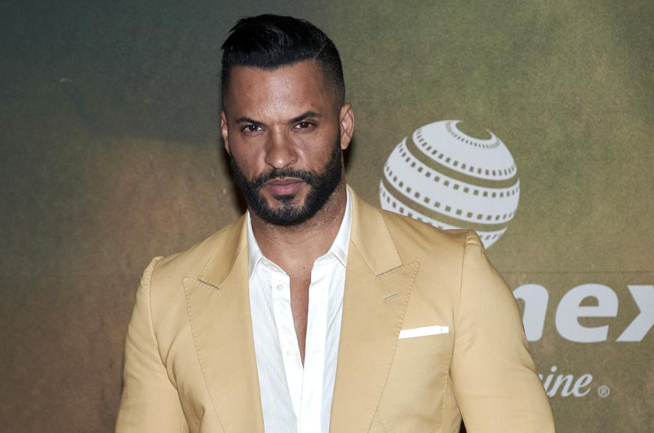 Ricky Whittle poses for a photo during the red carpet of the movie 'Rescate imposible'.