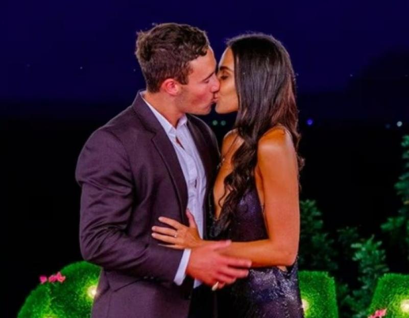 Taylor Broad and Grant Crapp kissing.