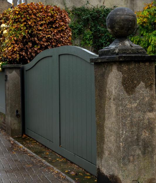 Hollywood Star Neighbour Caught in Outrageous Feud Over £6M Mansion Fence!