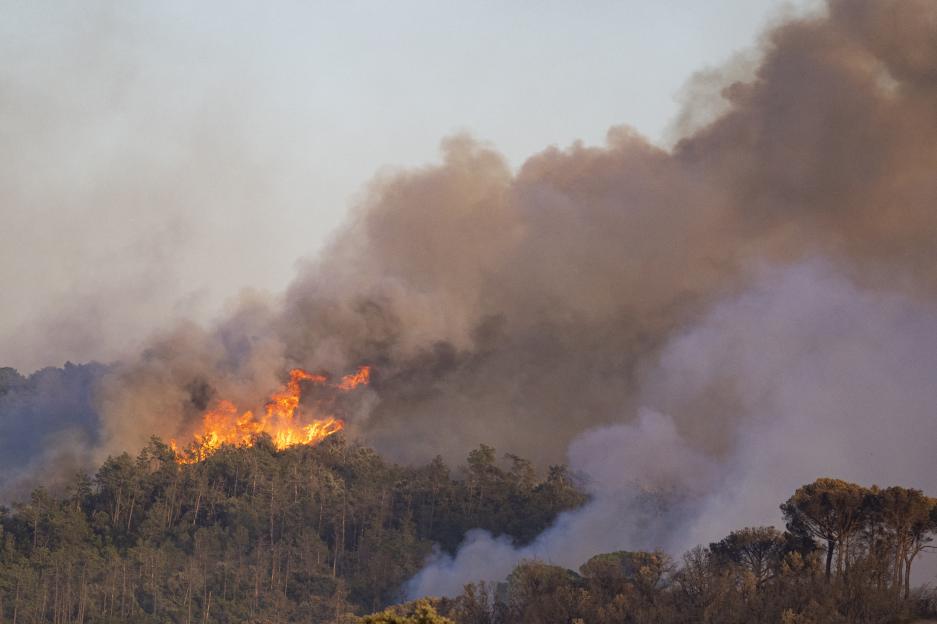 'Devastating Wildfire Sweeps Through Popular Spanish Vacation Spot, Prompting Hundreds to Evacuate and Leaving 9 Injured in Portugal'