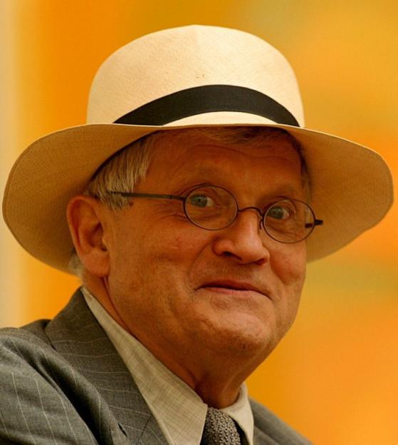 Close-up of David Hockney wearing a straw hat and glasses.