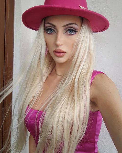 Bárbara Jankavski with long blonde hair, wearing a pink hat and pink top.