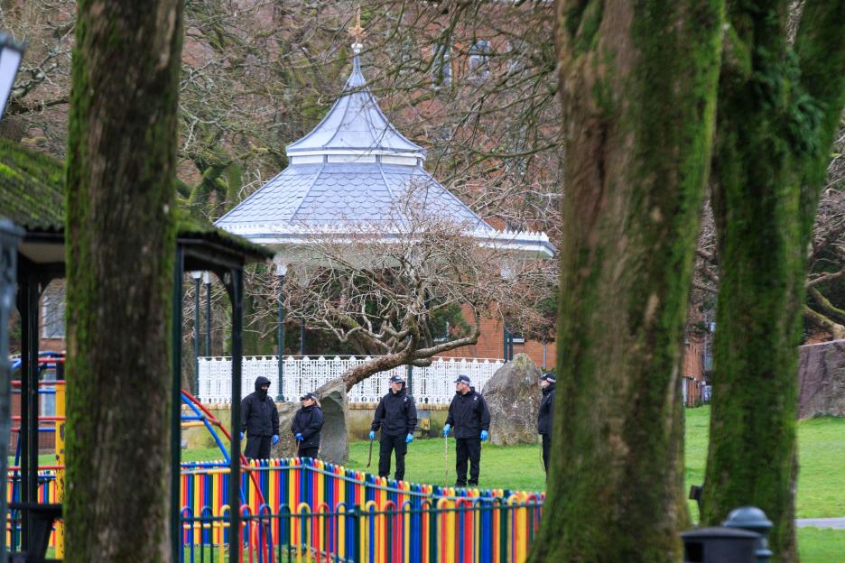 Carmarthen, UK. 30 January, 2026. Police conduct a search ofCarmarthen Park following an alleged stabbing of a woman. Credit: Gruffydd Thomas/Alamy