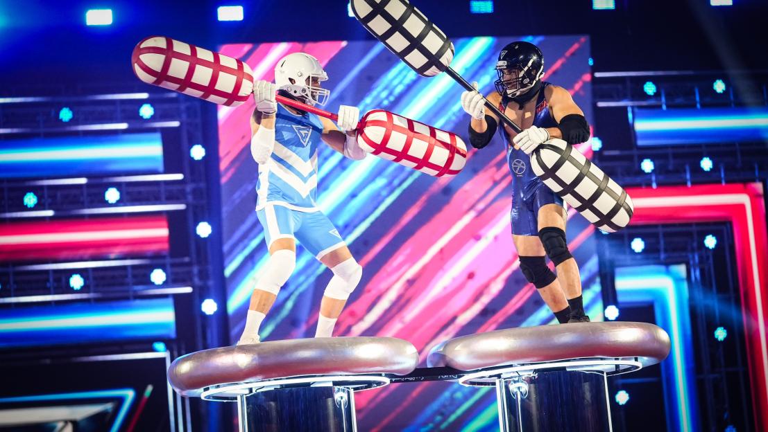 Steel battles Contender Andrew in the "Duel" event from Gladiators.