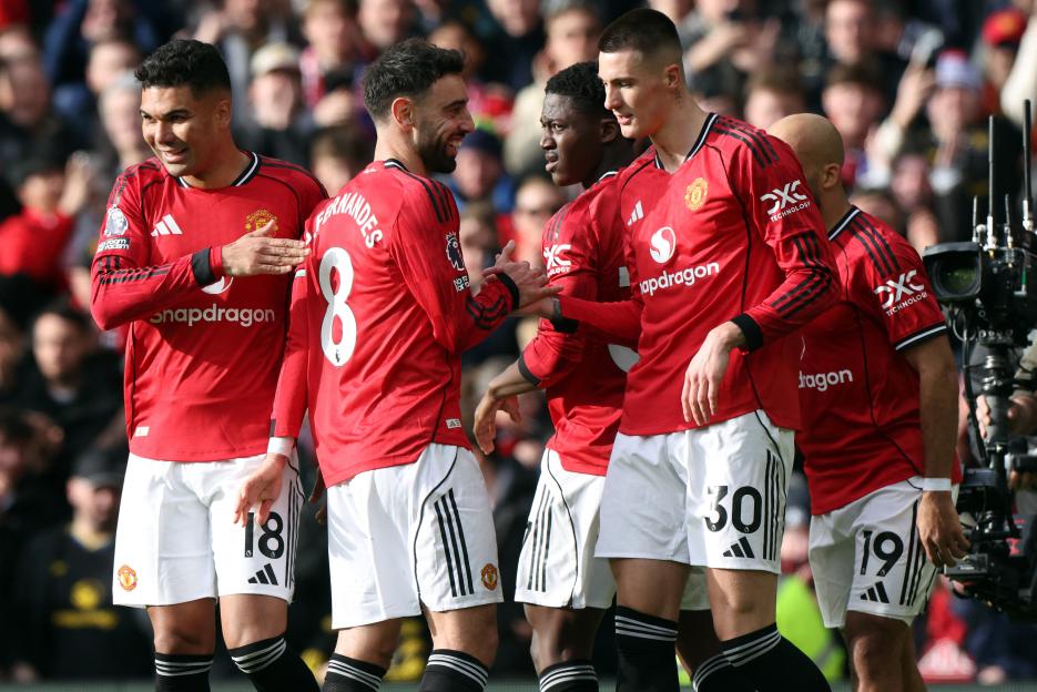 Manchester United's Benjamin Sesko celebrates his team's second goal with teammates Bruno Fernandes, Casemiro, and others.