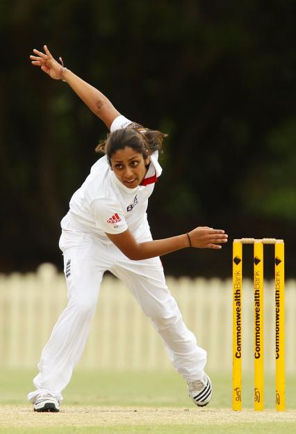 Isa Guha bowling during a cricket match between Australia and England.