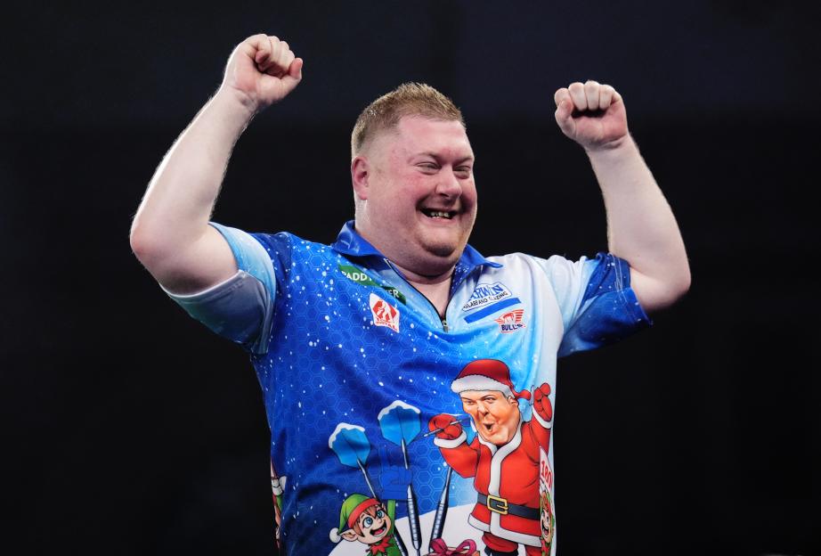 Ricky Evans Sparks Controversy with Illegal Throw and Sarcastic Referee Gesture in Thrilling World Darts Championship Victory