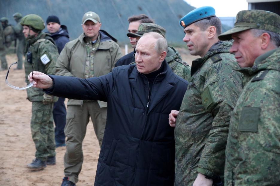 Russian President Vladimir Putin speaks with Deputy Commander of the Airborne Troops Anatoly Kontsevoy at a training center.