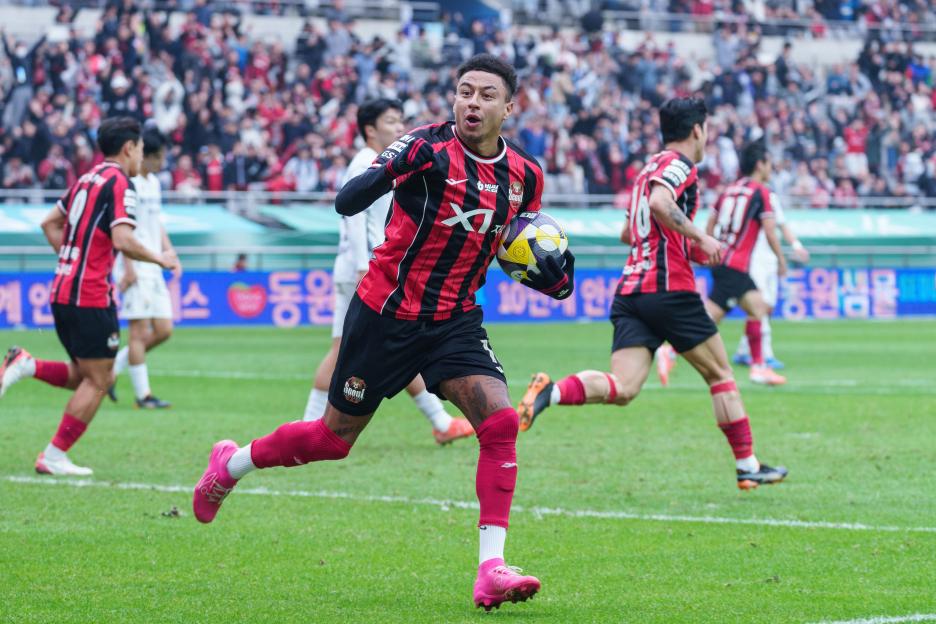 Lingard celebrating with FC Seoul