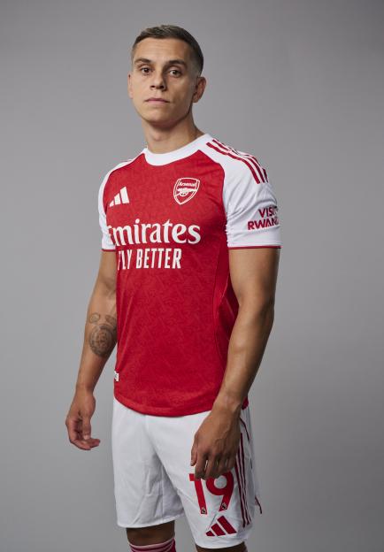 Leandro Trossard in his Arsenal home kit.