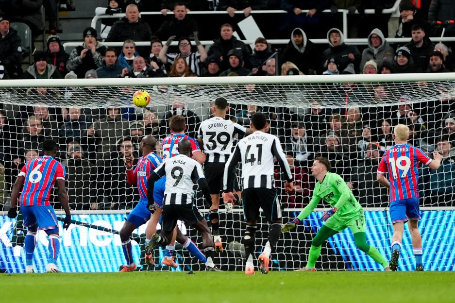 Newcastle Triumphs 2-0 Over Crystal Palace: Guimaraes and Thiaw Shine in Eddie Howe's Winning Start to 2026!