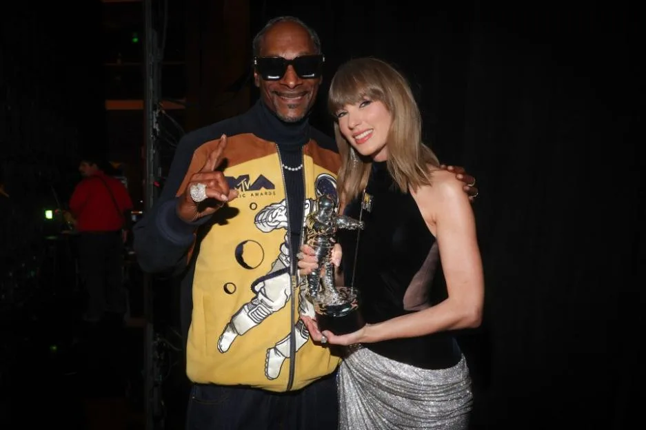 Snoop Dogg and Taylor Swift holding a VMA award at the 2026 MTV Video Music Awards.