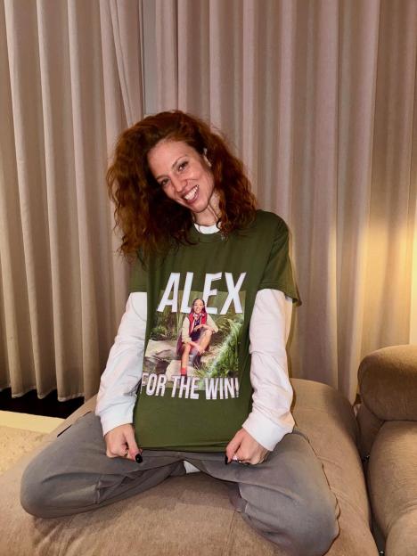 Jess Glynne wears an 'Alex for the win!' T-shirt.