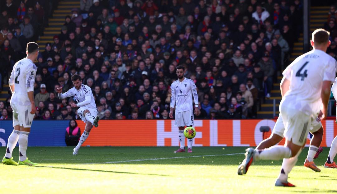 Mason Mount of Manchester United scores to make it 2-1 against Crystal Palace.