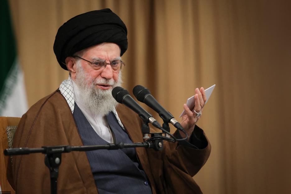 Ayatollah Ali Khamenei addressing a meeting with students.