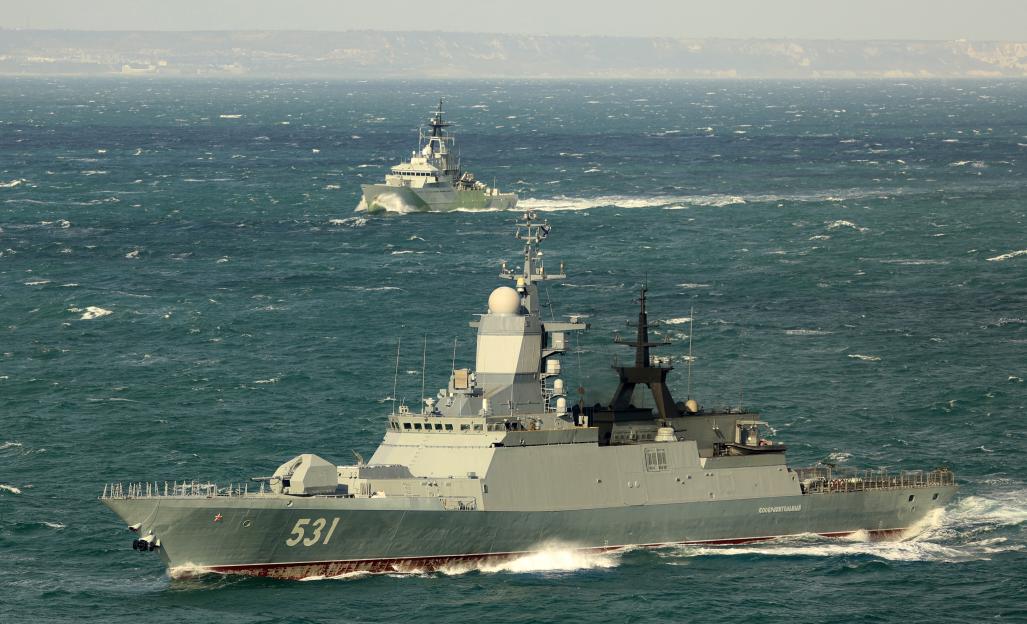 HMS Mersey shadowing Russian frigate RFN Soobrazitelny.