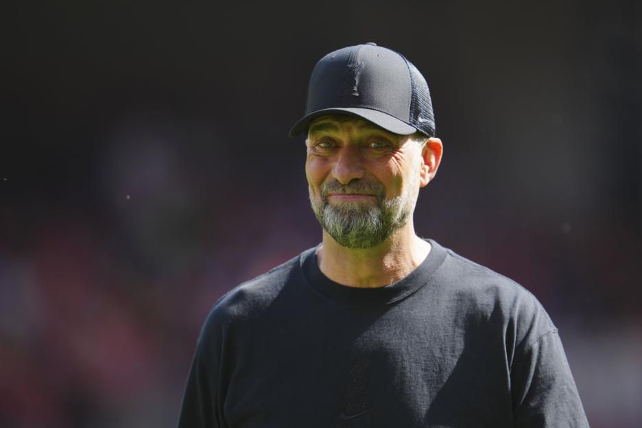 Jurgen Klopp wearing a black t-shirt and a black baseball cap.