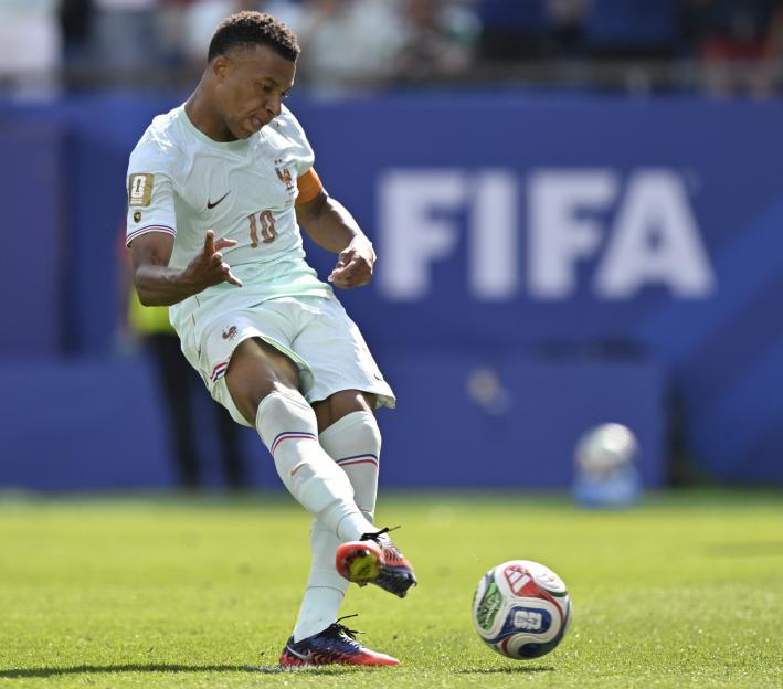 'Why Chelsea Legend Says Mbappe and Messi Stick to 'Stutter' Penalties Despite Low Success Rates'