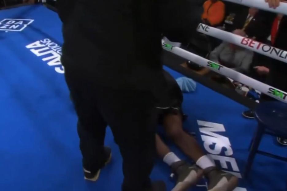 Boxer Collapses Between Rounds, Medics Sprint to the Ring During Claressa Shields Undercard