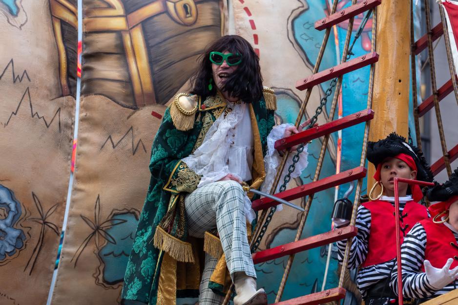 Mr. Fantasy rides the Jolly Polly Pirate Ship by Macy's float.