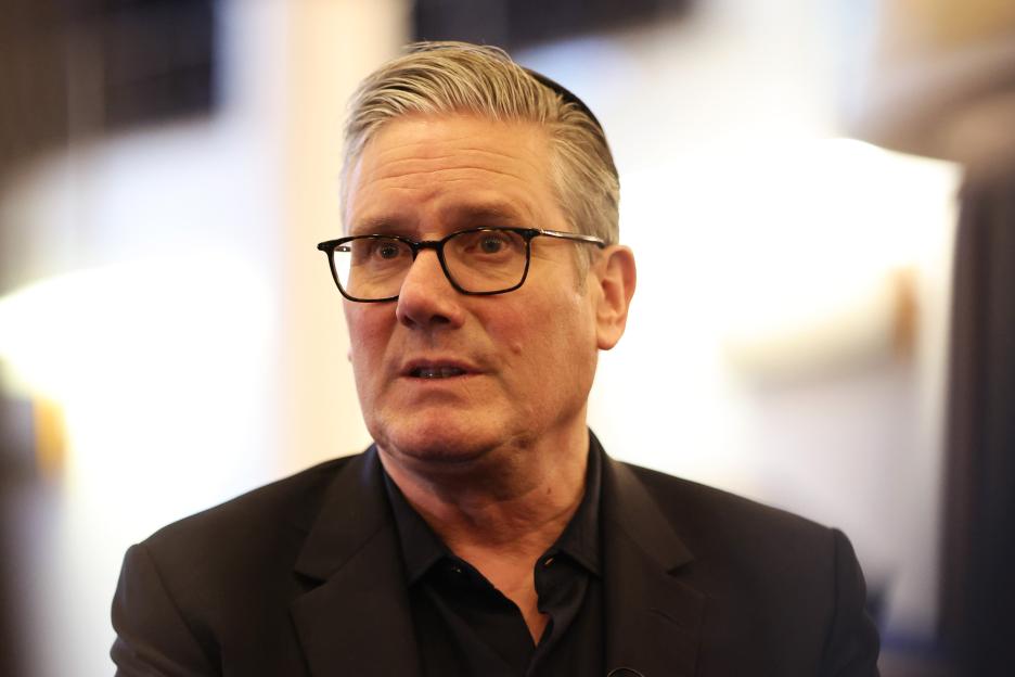 Keir Starmer Sidesteps Sleaze Investigation Linked to Mandelson Scandal, Averts Major Rebellion in Key Vote