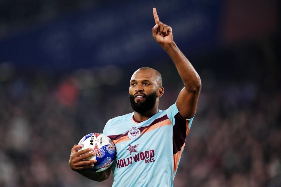 Brentford's Igor Thiago celebrates scoring a penalty.