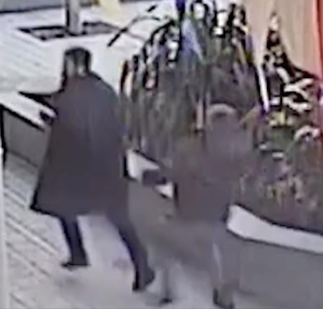 Bizarre Incident: 22-Year-Old Attacker Stabs Man at Train Station, Laughs and Asks for Cigarettes During Arrest