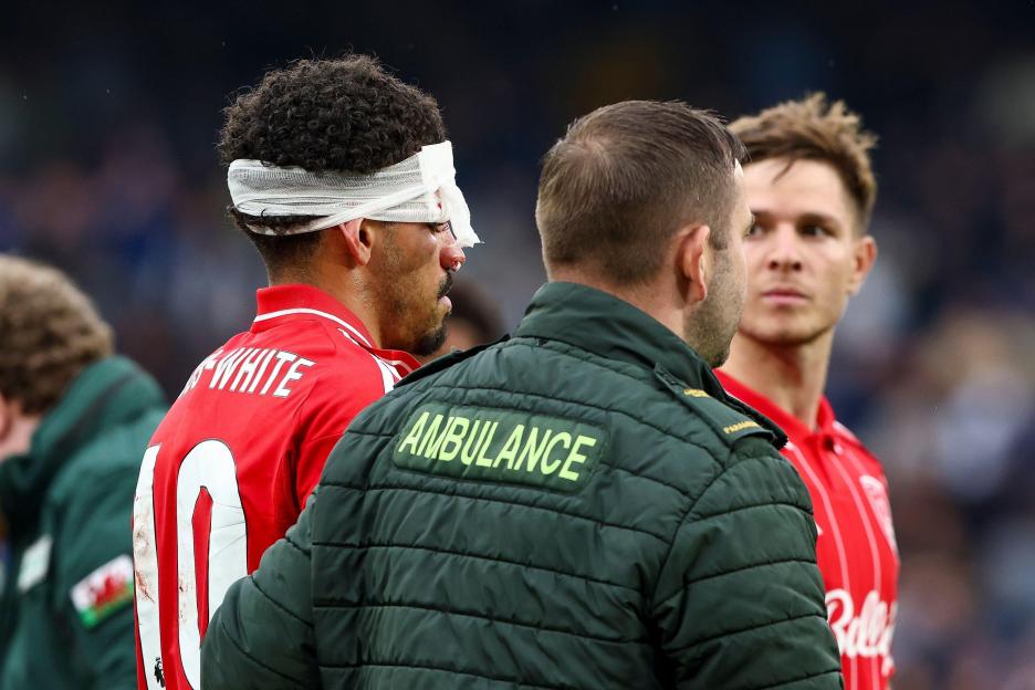 Morgan Gibbs-White of Nottingham Forest, head bleeding and bandaged leaves the field of play during the Chelsea v Nottingham Forest Premier League match at Stamford Bridge, London, England on 4 May 2026 Credit: Ian Stephen/Every Second Media Credit:
