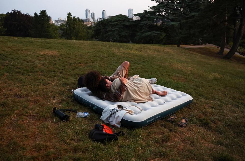 Parisians Camp Outdoors as Europe’s Heatwave Sweeps West, Germany Braces for Record 42°C and Travel Turmoil