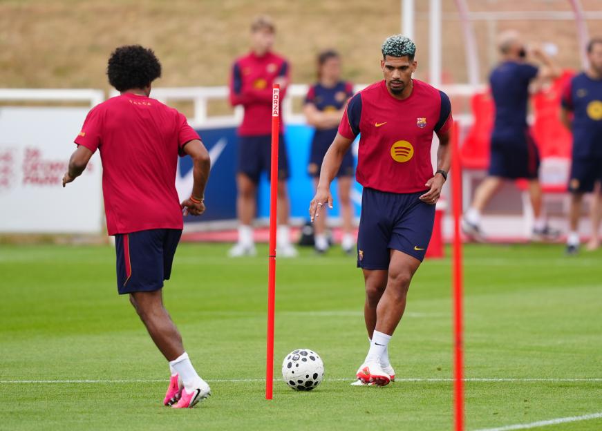 Liverpool Strikes Unexpected Loan Deal for Barcelona's Ronald Araujo Amidst Andoni Iraola's Pre-Season Injury Woes