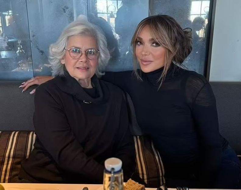 Lizzie Cundy with her mother.