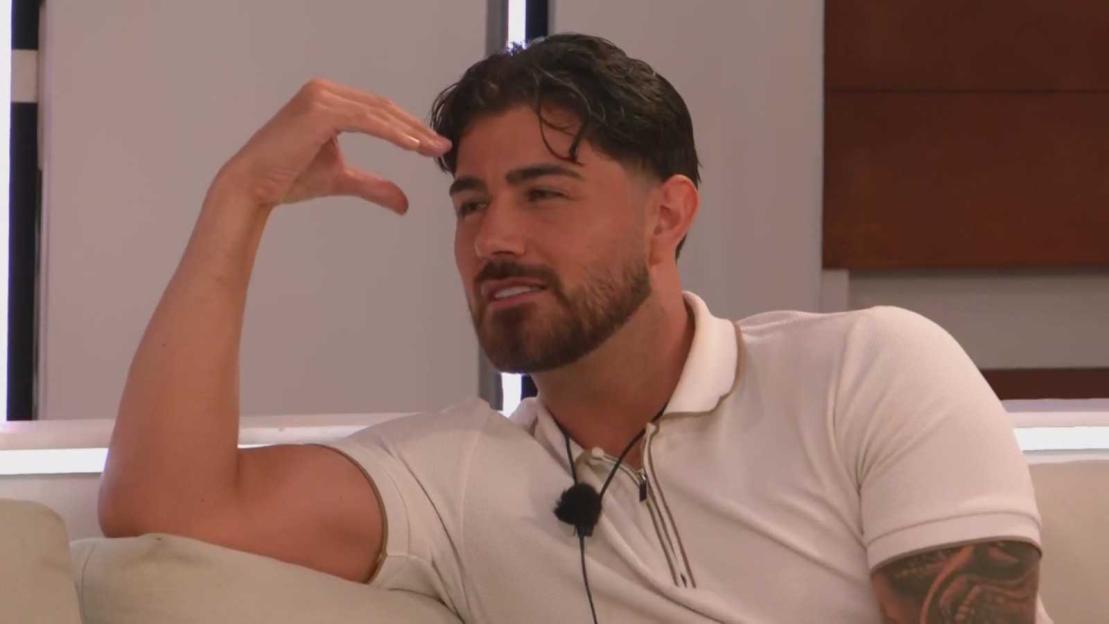 Love Island Fans Roast Scott for Reusing Cheesy Pickup Line on Both Belle and Leanne!
