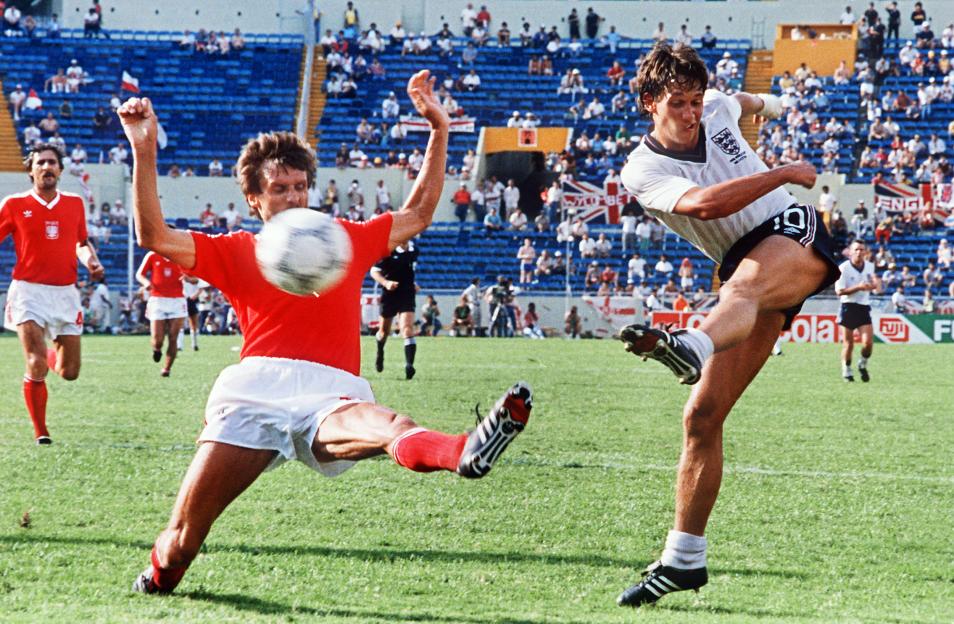 English forward Gary Lineker (R) kicks t
