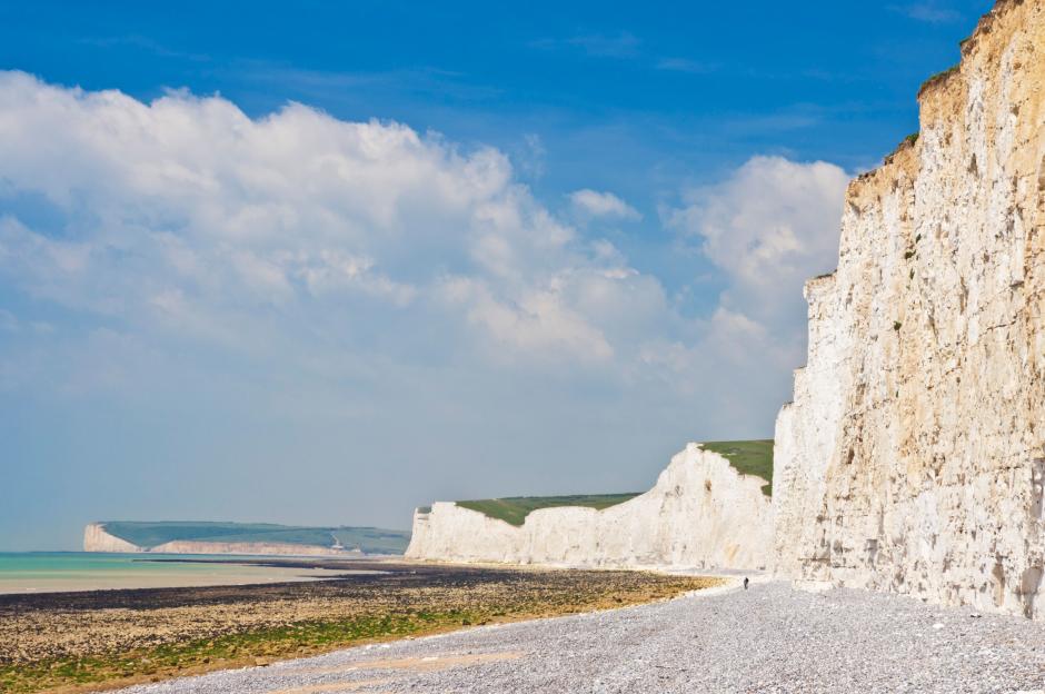 Incredible Transformation: UK’s Premier Beach Shifts from Pebbles to Sand Overnight!