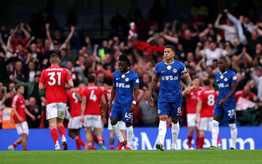 Enzo Fernandez and other Chelsea players looking dejected after Nottingham Forest scores a goal.