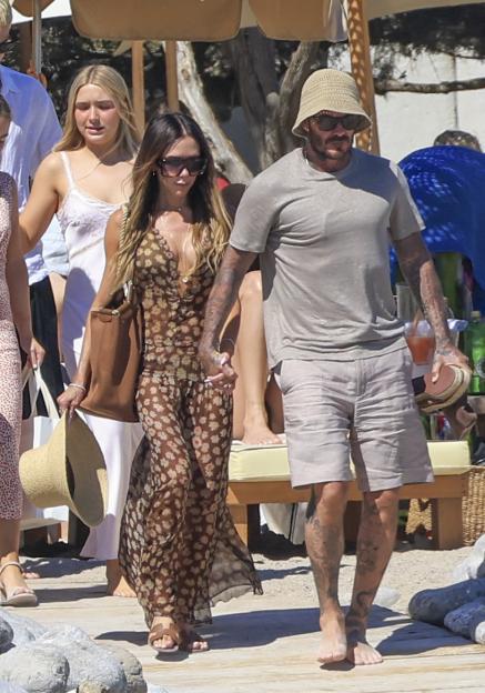 Victoria Beckham Dazzles in Gold Bikini During Yacht Getaway with David, Celebrating His Milestone as the UK’s First BILLIONAIRE Sportsman!