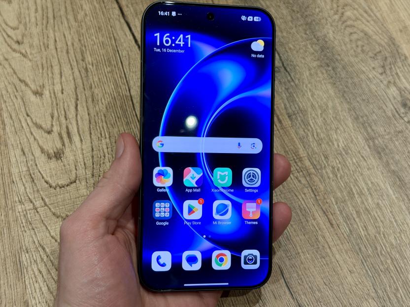 A hand holds a Xiaomi 8 smartphone displaying the home screen with various apps, a search bar, and the time 16:41.