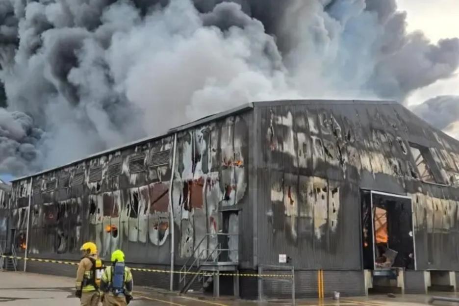 Massive Fire Engulfs Chicken Farm, Sending Thick Smoke Billowing into the Sky as Ten Fire Engines Tackle the Blaze