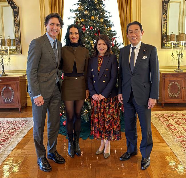 Justin Trudeau, Katy Perry, Yuko Kishida, and Fumio Kishida standing together in front of a Christmas tree.