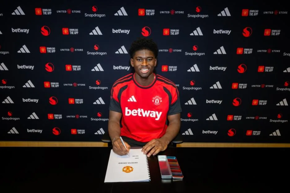 Manchester United Unveil New Signing Carlos Baleba
