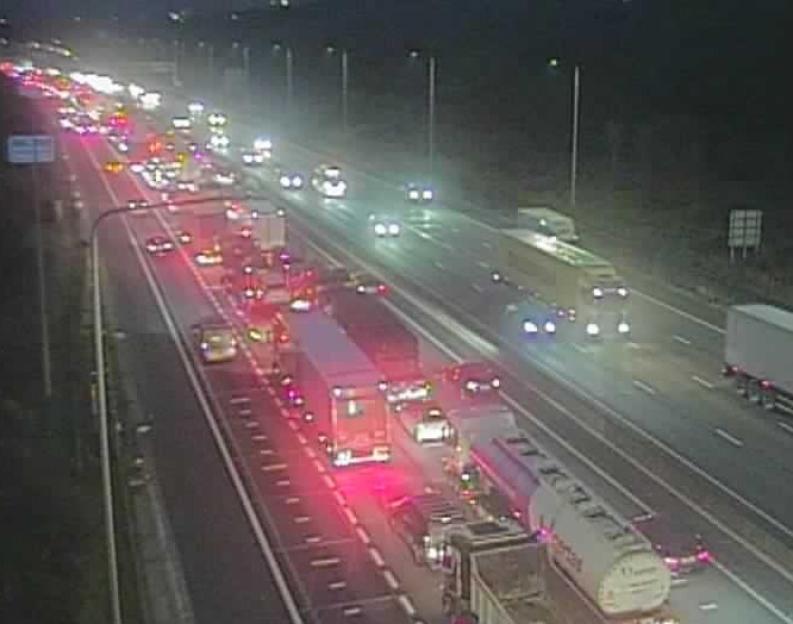 M25 Mayhem: Multi-Vehicle Crash Closes Two Lanes, Drivers Face 70-Minute Delays and 8-Mile Traffic Jam!
