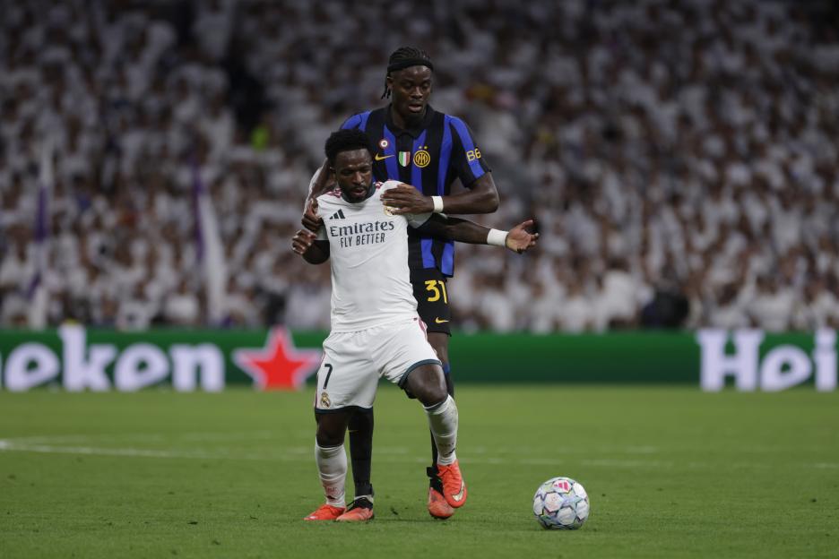 "Fans Can't Stop Laughing as Vinicius Jr Gets Taken Down While Attempting a Cheeky Trick!"