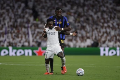 "Fans Can't Stop Laughing as Vinicius Jr Gets Taken Down While Attempting a Cheeky Trick!"