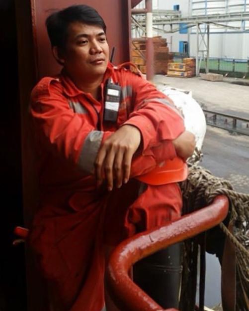 Mark Angelo Pernia, a Solong crew member from the Philippines, leaning on a railing.