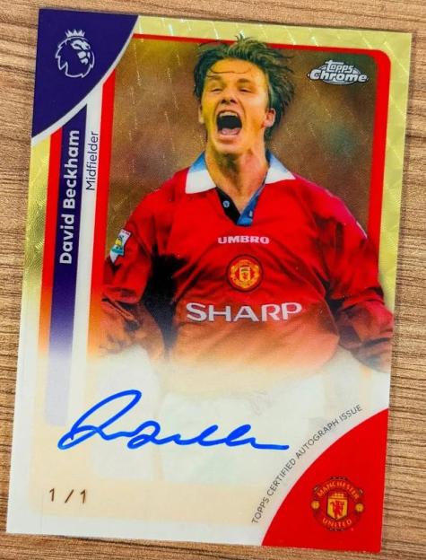 Topps certified autograph issue card featuring David Beckham as a midfielder for Manchester United.