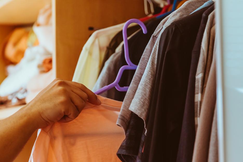 Design Expert Reveals Simple Trick to Effortlessly Organize Closets and Rediscover Your Favorite Outfits!