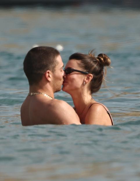 Joey Essex and Lella Soper kissing in the water.